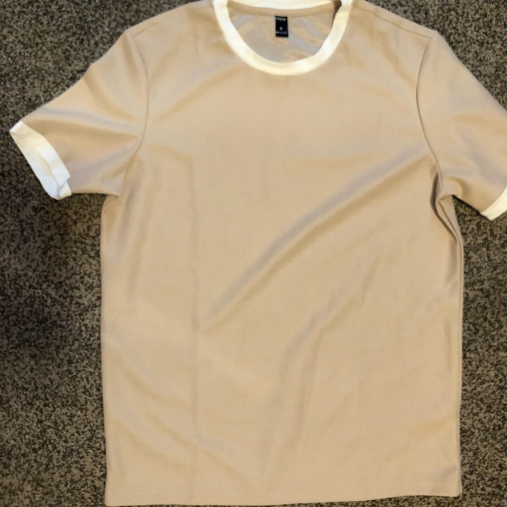 White ringed collar cream short sleeve shirt.